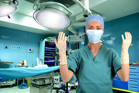 手术室的女外科医生图片