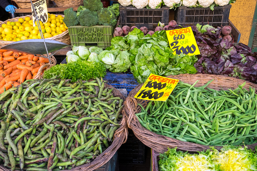 智利瓦尔帕莱索市场出售的蔬菜和沙拉图片
