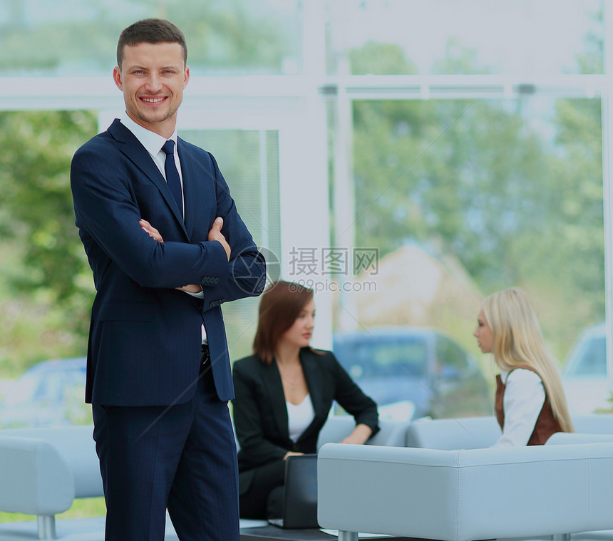 成功的商人站在办公室背景的科勒格人面前图片