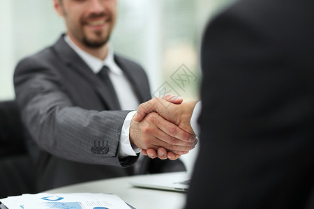 服务台上方商业伙伴的握手之握伙伴关系的图片