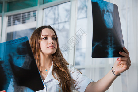 年轻专业女医生在一次访问期间检查病人的X光人体阴囊健康医学图片