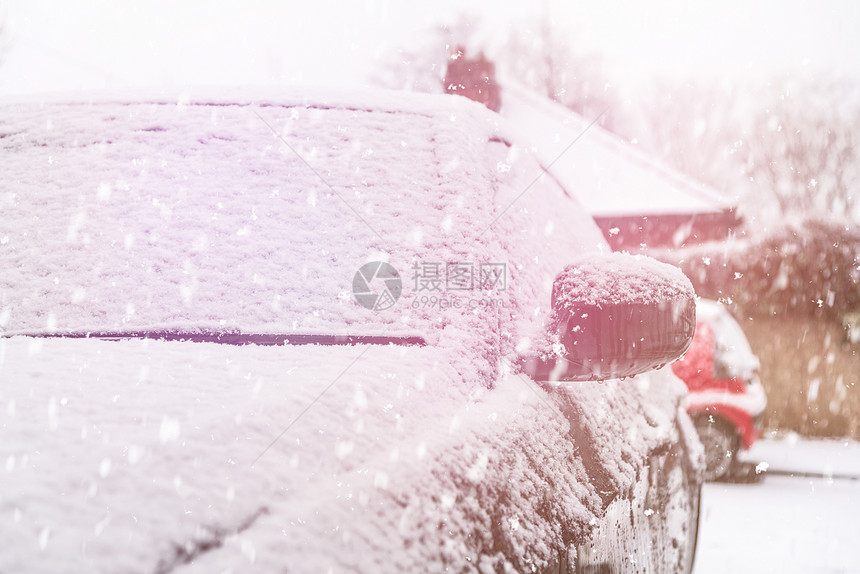 雪覆盖了车挡风玻璃雪图片