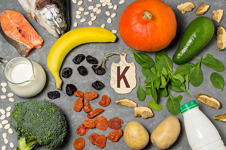 食物是钾的来源各种富含维生素和微量营养素的天然食品有益于健康和均衡饮食的物预防维生素缺乏症有钾背景图片