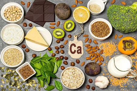 食物是钙的来源各种富含维生素和微量营养素的天然食品有益于健康和均衡饮食的物预防维生素缺乏症有钙背景图片