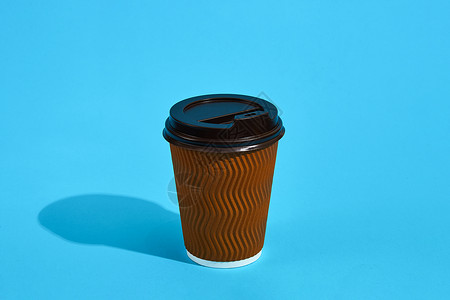 棕色纸杯中的热咖啡背景图片