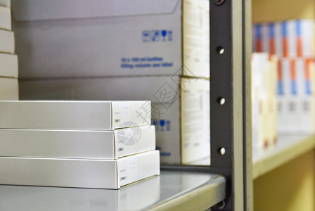 药房货架上的药箱储存药物和维生素在药房和健康生活方式图片