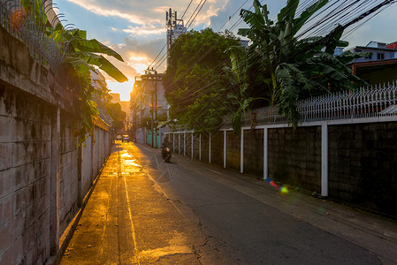 曼谷美丽的街道在太阳落日图片