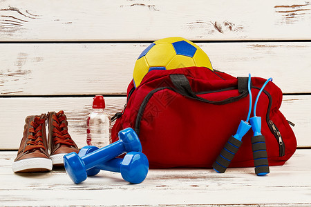 运动员服装和设备运动鞋水哑铃跳绳和袋装足球健图片