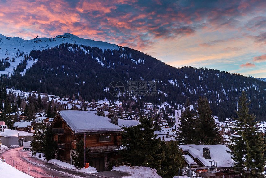 美丽的早晨与日出和完美的景色在瑞士阿尔卑斯山图片
