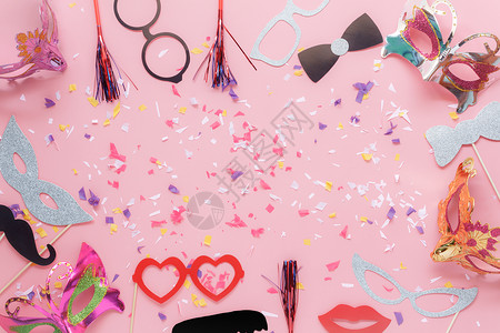 假面具用于派对嘉年华背景概念的美丽照片展位道具的桌面视图航拍图像在现代质朴的粉红色墙纸上的平面放置物品与纸工艺在办公背景