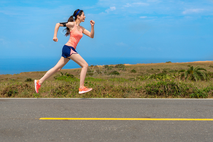假日周末在路上跑步训练个人速度和爆发力的职业年轻女跑步员图片