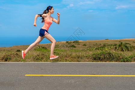 假日周末在路上跑步训练个人速度和爆发力的职业年轻女跑步员图片