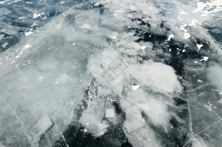 Baikal湖冰冻浮冰和裂图片