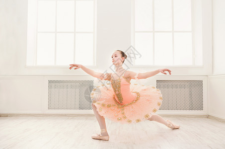 年轻的芭蕾舞演员穿着芭蕾舞服装锻炼芭蕾舞学生在表演前在演播室练图片