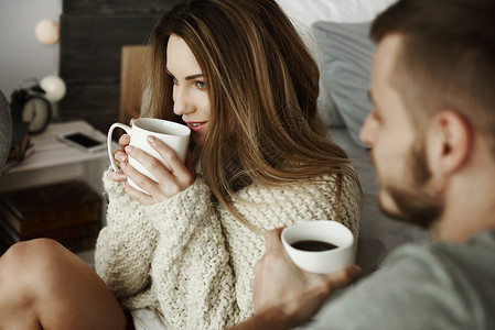 夫妇在卧室喝咖啡图片