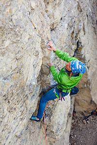 女孩爬上岩石自然健康攀岩图片