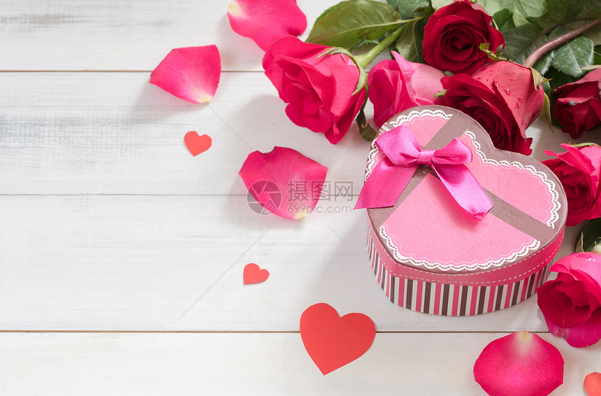 粉红礼物盒在白木背景爱情和人节的概图片