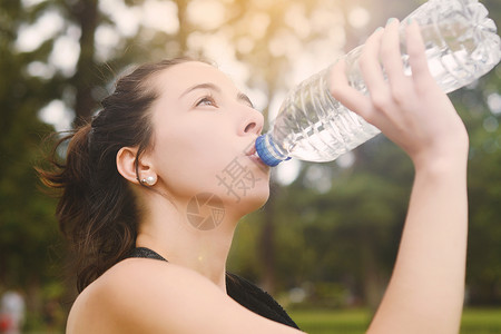 女运动员在健身后饮用水图片