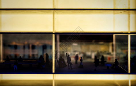 Silhouette成功商人的微型商业概念在办公大楼内举手图片