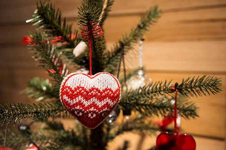 红心挂在圣诞树上图片
