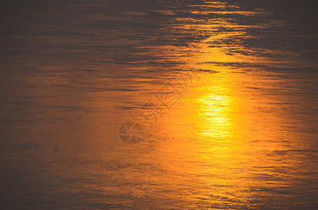 夕阳下的河流水中的影子图片
