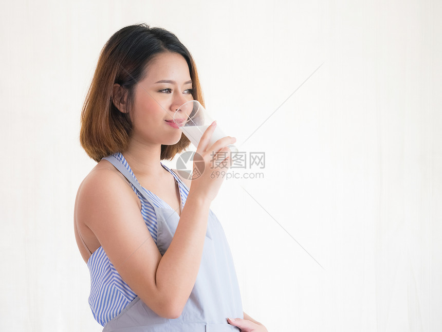 快乐的孕妇在怀孕期间喝牛奶图片