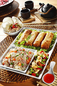 中餐配春卷米饭三道菜和炒菜图片