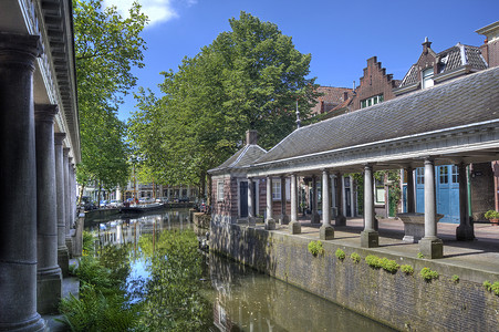 在荷兰古达的一条运河上图片