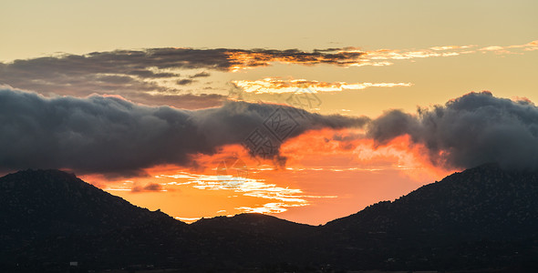 太阳落山后靠近拉蒙纳的山区在加州图片