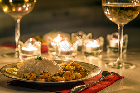 关闭大虾用米饭和瓶白葡萄酒海鲜晚餐浪漫的晚餐爱情日期图片