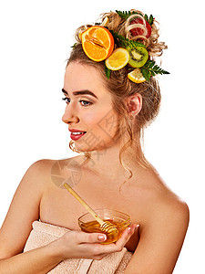 蜂蜜面膜与新鲜水果的金发女人头上的头发和皮肤图片