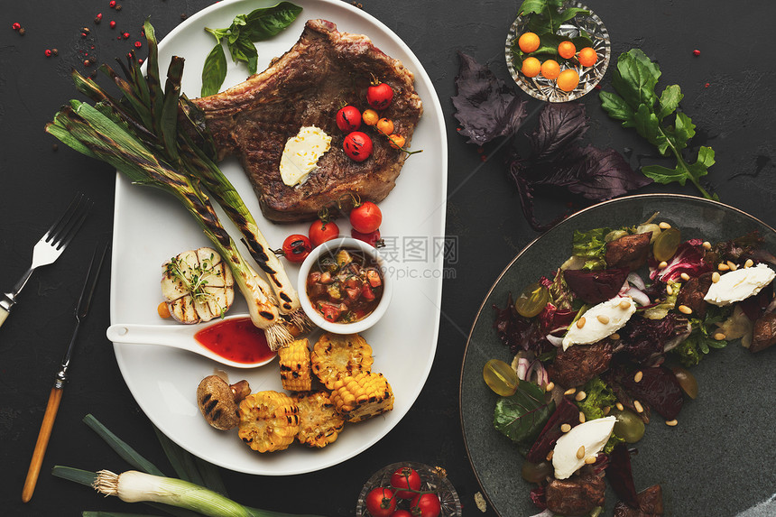 餐厅菜盘背景多汁中型牛肉排和加烤蔬菜大白盘上健康独家食品顶视图片