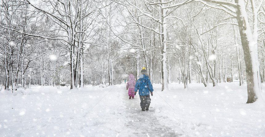 雪下的冬季公园城市公园的暴风雪在积雪覆盖下与全家人一图片