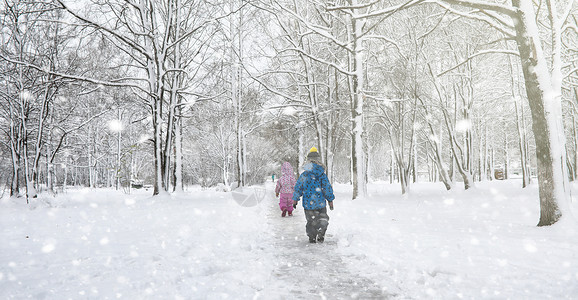 雪下的冬季公园城市公园的暴风雪在积雪覆盖下与全家人一图片