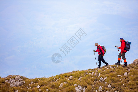 冒险旅行旅游远足和人的概念微笑的情侣带着背图片