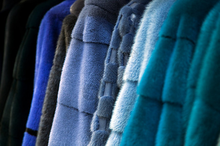 一件由不同颜色的天然貂皮制成的皮大衣的特写图片