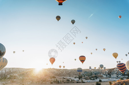 土耳其卡帕多西亚火热空气球仙子烟图片