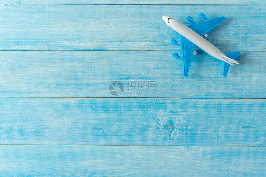 浅蓝色木板背景的空气图片