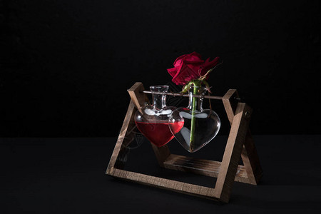红玫瑰在心脏形状的花瓶和花瓶中高清图片