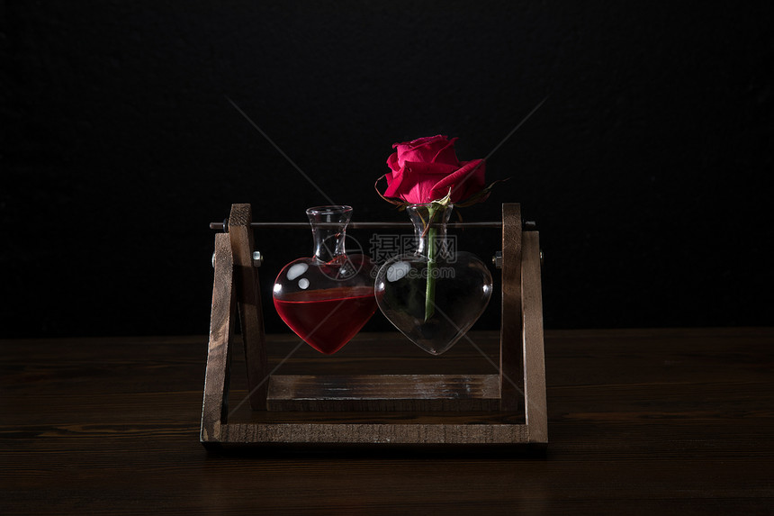 红玫瑰在心脏形状的花瓶和花瓶与图片