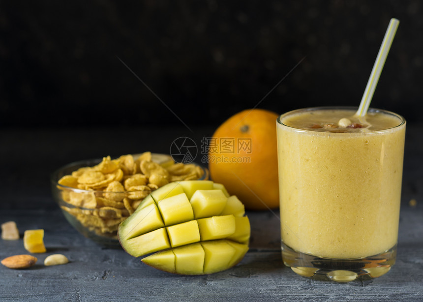 一种芒果香蕉谷物和蜂蜜的冰凉图片