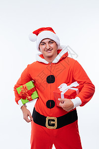 圣诞老人年轻的圣诞老人带着圣诞礼品盒呈现情感开心的微笑时尚帅哥快乐新图片