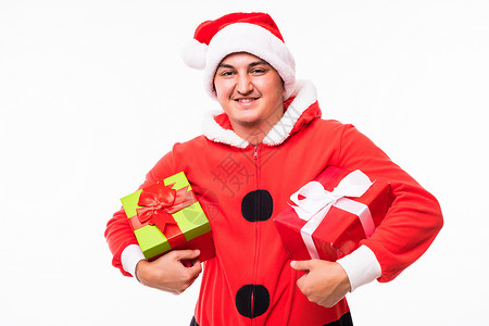 圣诞老人年轻的圣诞老人带着圣诞礼品盒呈现情感开心的微笑时尚帅哥快乐新图片