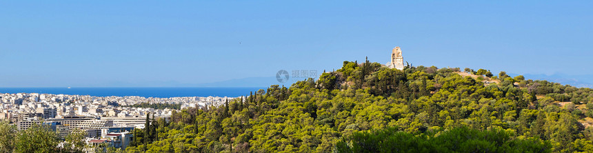 雅典城景背的同一座山丘上的纪图片