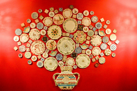 红墙上的许多彩色陶瓷板背景背景图片
