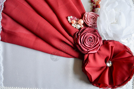 红白的自制花朵来自美丽的织物装饰着葡萄石图片