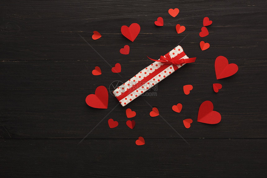 情人节背景与红色手工纸心和黑色仿古木板上的礼品盒快乐情侣日卡模图片