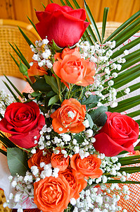 红玫瑰和黄玫瑰装在花束中上图片