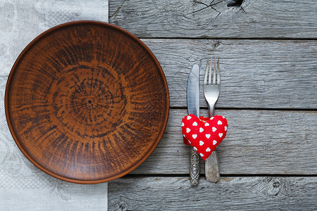 情人节背景餐具手工点缀的心和棕色盘子图片