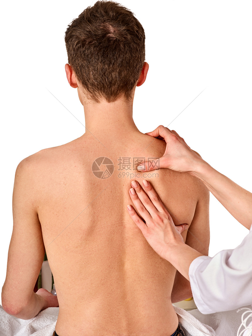 在温泉疗养院为女提供肩部和颈部按摩图片